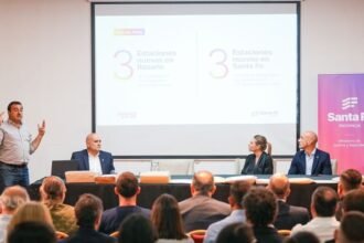 Autoridades provinciales durante la apertura de sobres para la construcción de la Estación Policial Santa Fe Norte.