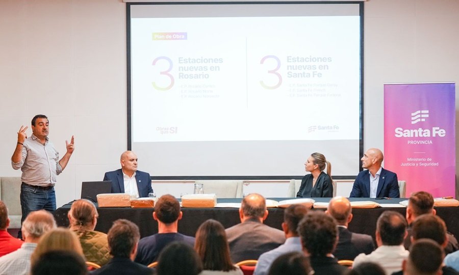 Autoridades provinciales durante la apertura de sobres para la construcción de la Estación Policial Santa Fe Norte.