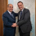 Manuel Adorni y Guillermo Francos durante una reunión en la Casa Rosada para coordinar la transición en la Jefatura de Gabinete.