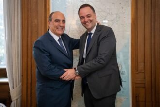 Manuel Adorni y Guillermo Francos durante una reunión en la Casa Rosada para coordinar la transición en la Jefatura de Gabinete.
