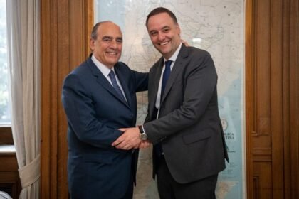 Manuel Adorni y Guillermo Francos durante una reunión en la Casa Rosada para coordinar la transición en la Jefatura de Gabinete.
