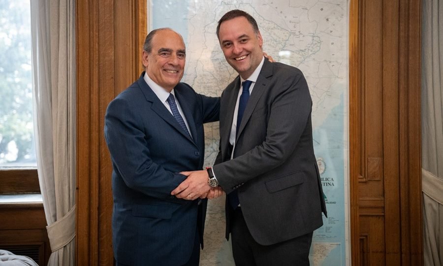 Manuel Adorni y Guillermo Francos durante una reunión en la Casa Rosada para coordinar la transición en la Jefatura de Gabinete.