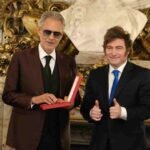 Andrea Bocelli recibe la Orden de Mayo durante la ceremonia realizada en el Salón Blanco de la Casa Rosada.