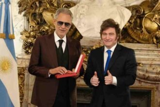 Andrea Bocelli recibe la Orden de Mayo durante la ceremonia realizada en el Salón Blanco de la Casa Rosada.