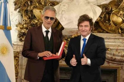 Andrea Bocelli recibe la Orden de Mayo durante la ceremonia realizada en el Salón Blanco de la Casa Rosada.