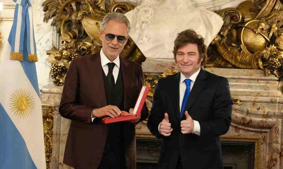 Andrea Bocelli recibe la Orden de Mayo durante la ceremonia realizada en el Salón Blanco de la Casa Rosada.