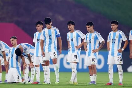 Jugadores argentinos en el círculo central, asimilando la eliminación tras caer en la tanda de penales frente a México.