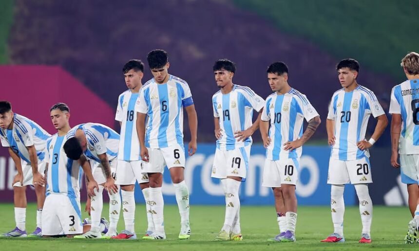 Jugadores argentinos en el círculo central, asimilando la eliminación tras caer en la tanda de penales frente a México.