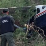 Efectivos de Gendarmería Nacional inspeccionan una avioneta utilizada para el transporte de droga durante un operativo en el norte argentino.