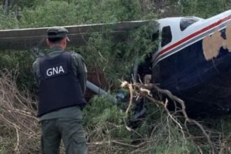 Efectivos de Gendarmería Nacional inspeccionan una avioneta utilizada para el transporte de droga durante un operativo en el norte argentino.