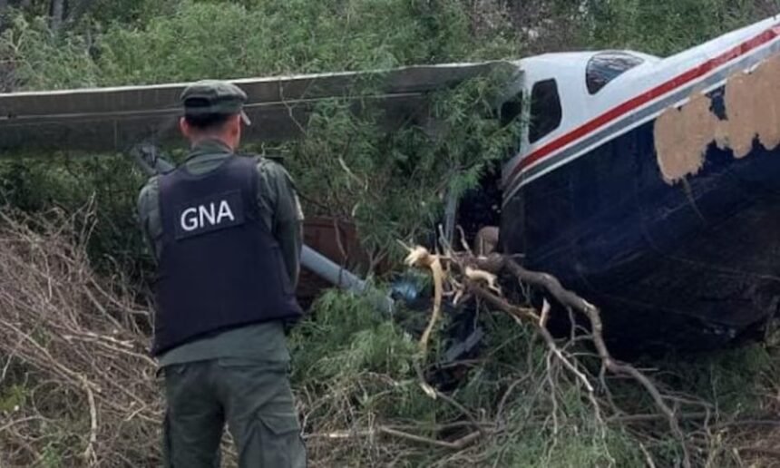 Efectivos de Gendarmería Nacional inspeccionan una avioneta utilizada para el transporte de droga durante un operativo en el norte argentino.