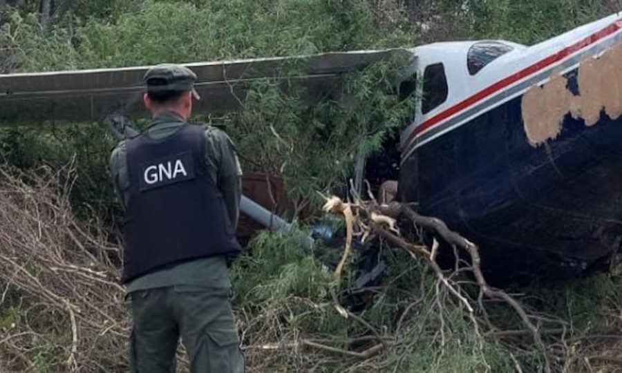 Efectivos de Gendarmería Nacional inspeccionan una avioneta utilizada para el transporte de droga durante un operativo en el norte argentino.