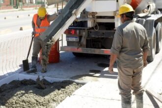 Trabajos de bacheo y reparación de calzada en calles de la ciudad.