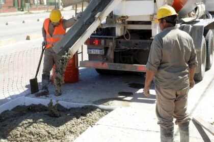 Trabajos de bacheo y reparación de calzada en calles de la ciudad.
