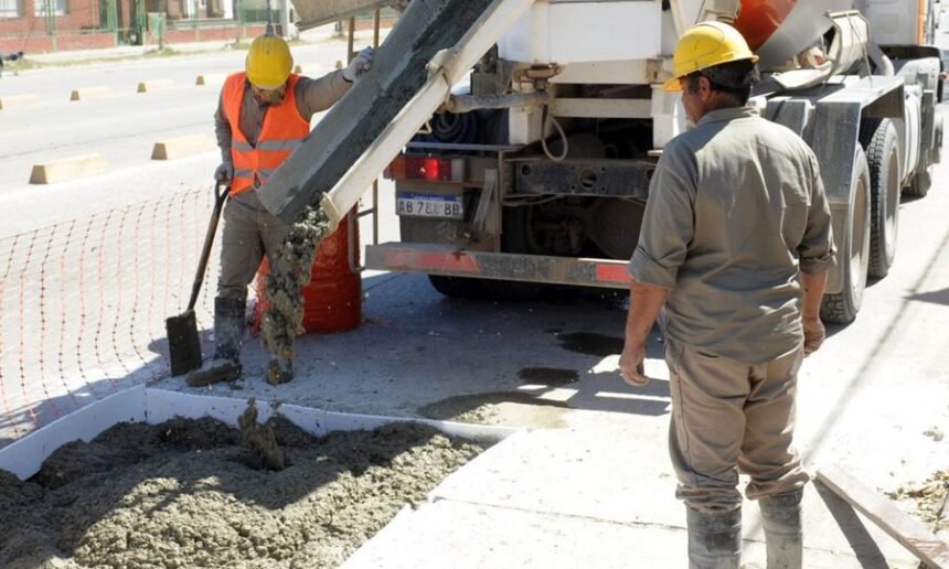 Trabajos de bacheo y reparación de calzada en calles de la ciudad.