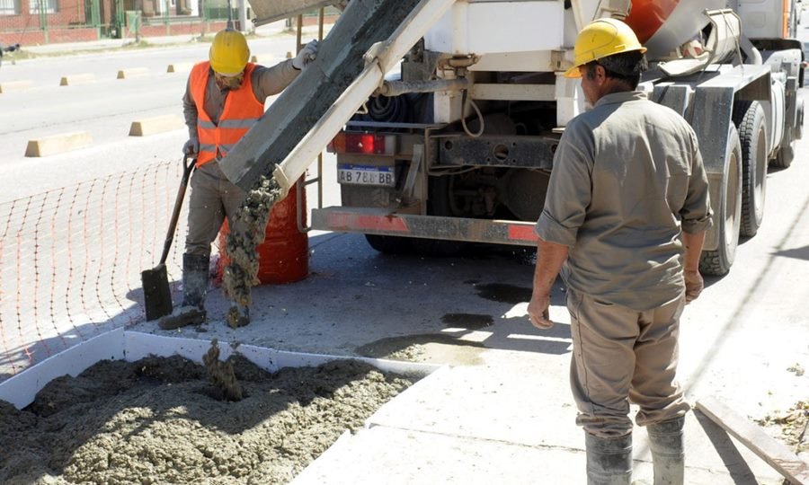 Trabajos de bacheo y reparación de calzada en calles de la ciudad.