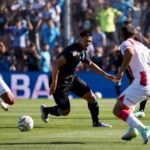 Jugadores de Unión y Belgrano disputan la pelota durante un encuentro intenso en el estadio Julio César Villagra.