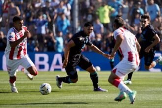 Jugadores de Unión y Belgrano disputan la pelota durante un encuentro intenso en el estadio Julio César Villagra.