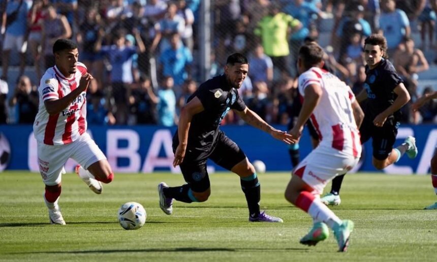 Jugadores de Unión y Belgrano disputan la pelota durante un encuentro intenso en el estadio Julio César Villagra.