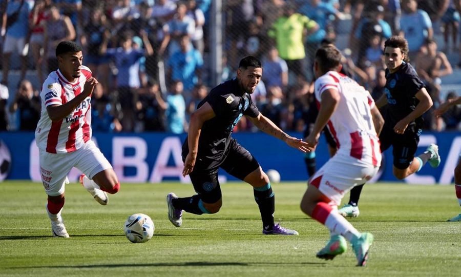 Jugadores de Unión y Belgrano disputan la pelota durante un encuentro intenso en el estadio Julio César Villagra.