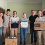 El senador provincial Rodrigo Borla junto a docentes y alumnos durante la entrega de aportes para mejorar la infraestructura y equipamiento escolar en el departamento San Justo.