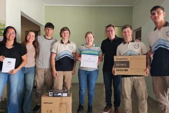 El senador provincial Rodrigo Borla junto a docentes y alumnos durante la entrega de aportes para mejorar la infraestructura y equipamiento escolar en el departamento San Justo.