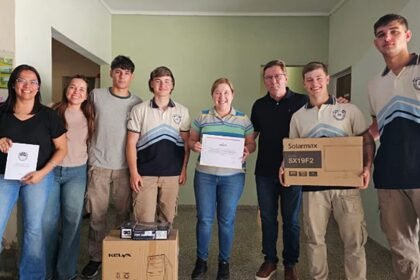 El senador provincial Rodrigo Borla junto a docentes y alumnos durante la entrega de aportes para mejorar la infraestructura y equipamiento escolar en el departamento San Justo.