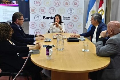 Autoridades provinciales y representantes del Instituto Lopeciano durante la reunión organizativa por el Mes del Brigadier en Santa Fe.