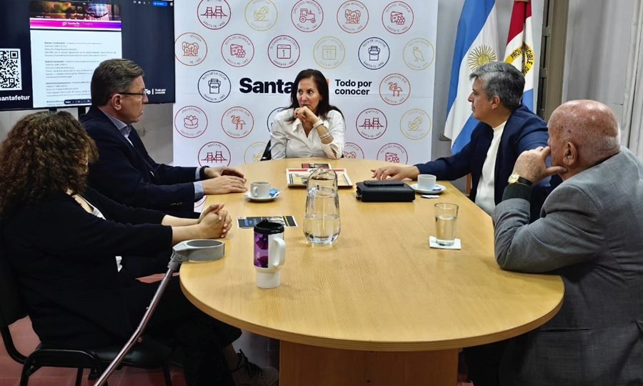 Autoridades provinciales y representantes del Instituto Lopeciano durante la reunión organizativa por el Mes del Brigadier en Santa Fe.