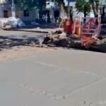 Trabajos de reconstrucción en la intersección de Roque Sáenz Peña y Crespo, donde la obra municipal ya alcanza el 80% de avance.