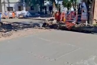 Trabajos de reconstrucción en la intersección de Roque Sáenz Peña y Crespo, donde la obra municipal ya alcanza el 80% de avance.
