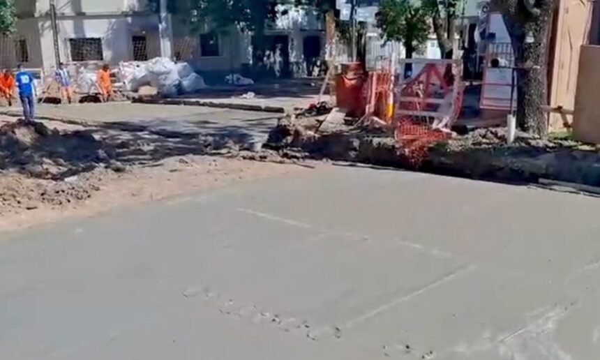 Trabajos de reconstrucción en la intersección de Roque Sáenz Peña y Crespo, donde la obra municipal ya alcanza el 80% de avance.