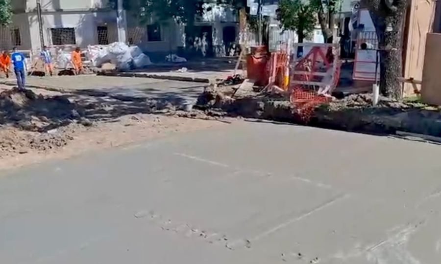 Trabajos de reconstrucción en la intersección de Roque Sáenz Peña y Crespo, donde la obra municipal ya alcanza el 80% de avance.