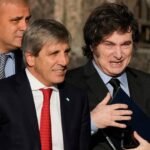 El ministro de Economía, Luis Caputo, junto al presidente Javier Milei, durante una actividad oficial vinculada al plan económico del Gobierno.