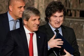 El ministro de Economía, Luis Caputo, junto al presidente Javier Milei, durante una actividad oficial vinculada al plan económico del Gobierno.