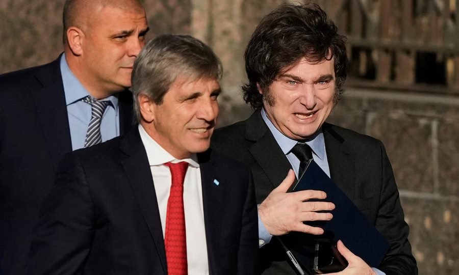 El ministro de Economía, Luis Caputo, junto al presidente Javier Milei, durante una actividad oficial vinculada al plan económico del Gobierno.