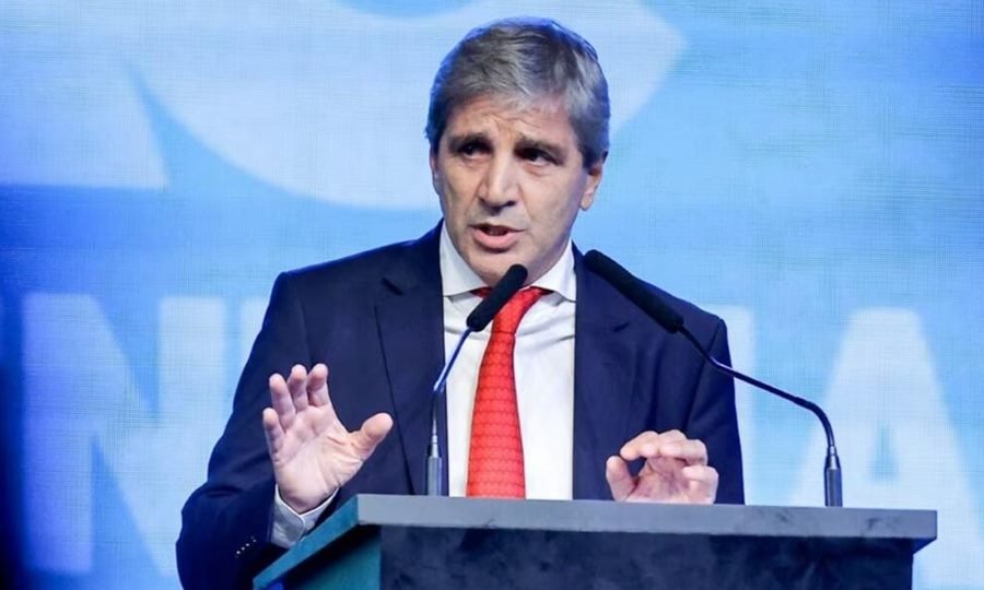 El ministro de Economía, Luis Caputo, en una actividad oficial.