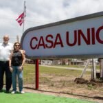 Luis Spahn junto a las hijas del fallecido expresidente Ángel Malvicino frente al cartel de ingreso del predio durante la presentación oficial de Casa Unión.