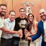 Dirigentes y representantes del club posan con el trofeo de campeón de Liga durante una reunión oficial en la sede de la AFA.