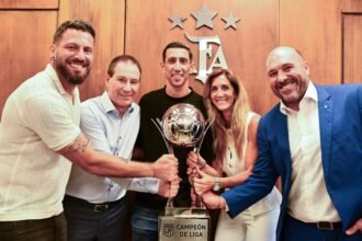 Dirigentes y representantes del club posan con el trofeo de campeón de Liga durante una reunión oficial en la sede de la AFA.