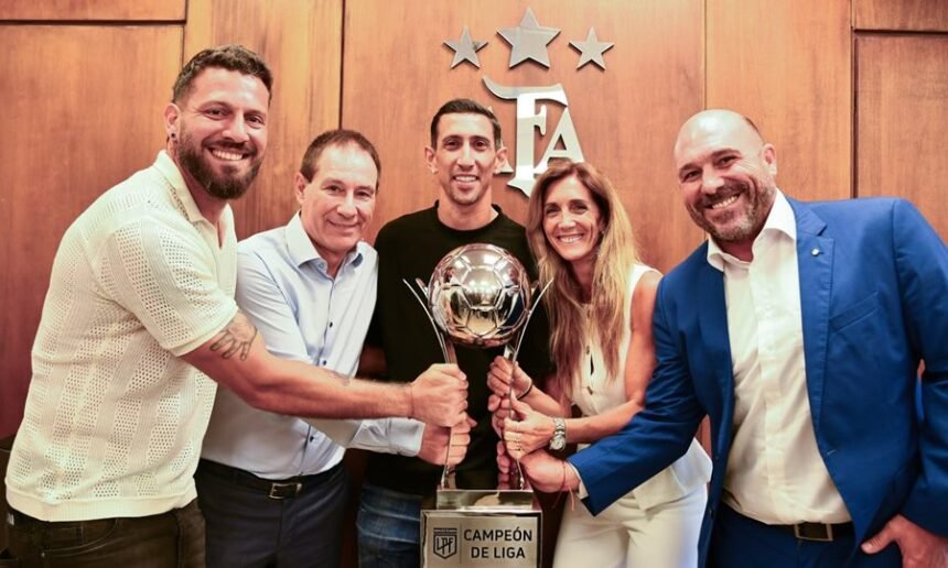 Dirigentes y representantes del club posan con el trofeo de campeón de Liga durante una reunión oficial en la sede de la AFA.