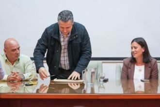 Autoridades del Ministerio de Justicia y Seguridad durante el acto de apertura de sobres de licitación en Santa Fe.