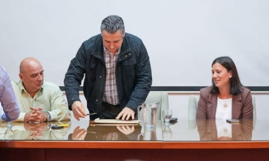 Autoridades del Ministerio de Justicia y Seguridad durante el acto de apertura de sobres de licitación en Santa Fe.