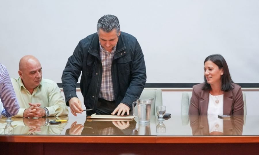 Autoridades del Ministerio de Justicia y Seguridad durante el acto de apertura de sobres de licitación en Santa Fe.