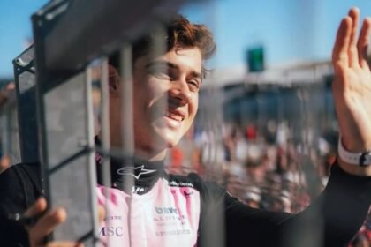 Franco Colapinto saluda al público y refuerza el vínculo con los fanáticos que lo acompañan en cada paso de su carrera.