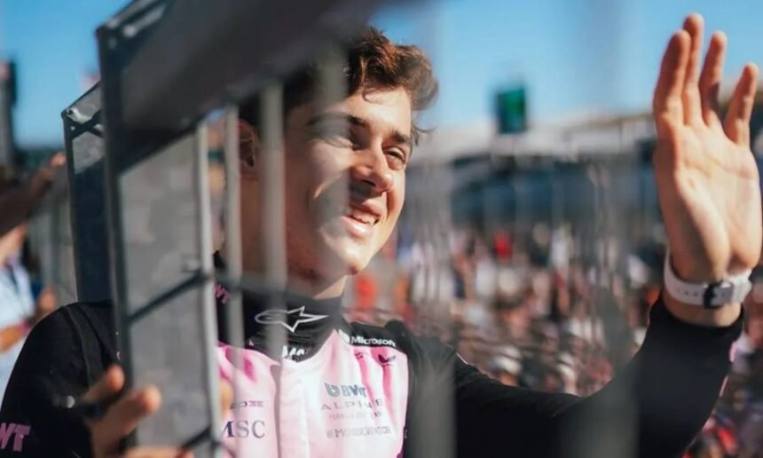 Franco Colapinto saluda al público y refuerza el vínculo con los fanáticos que lo acompañan en cada paso de su carrera.