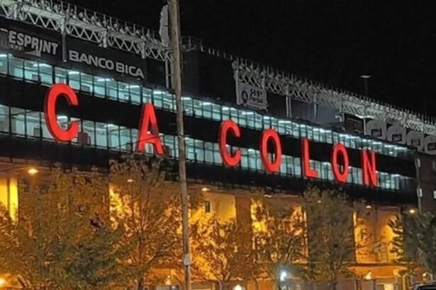 El exterior del estadio Brigadier General Estanislao López, símbolo histórico del Club Atlético Colón y punto de encuentro de su identidad rojinegra.