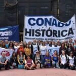 Docentes universitarios y representantes gremiales durante una jornada de protesta frente a una universidad pública.