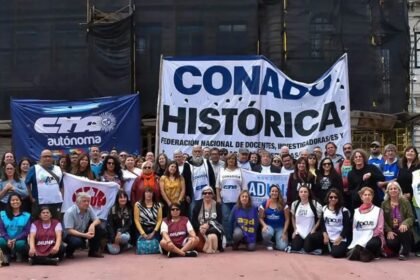 Docentes universitarios y representantes gremiales durante una jornada de protesta frente a una universidad pública.