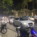 Agentes municipales durante los operativos de control vehicular realizados en distintos barrios de Santa Fe.